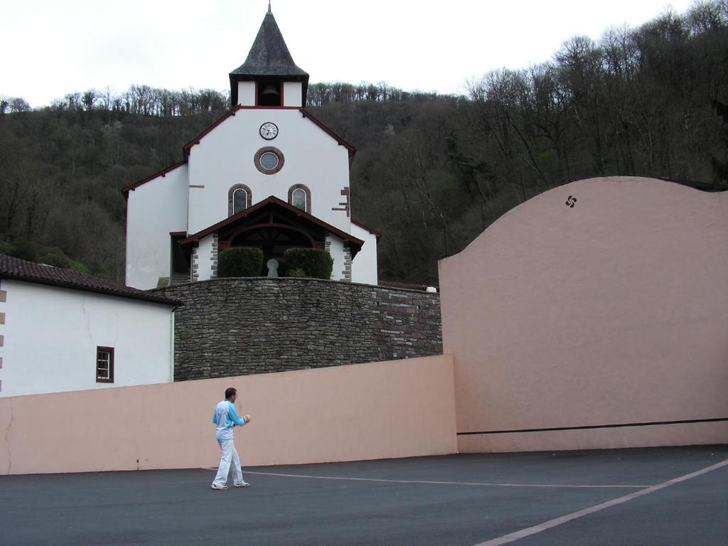 Hotel Le Clementenia Arneguy Экстерьер фото